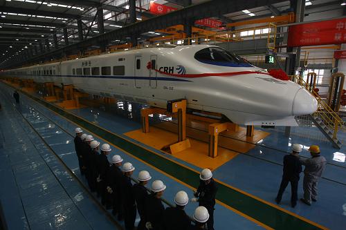 10月15日,在武漢鐵路局武漢動(dòng)車基地,一列長(zhǎng)達(dá)401.4米、編組16輛的CRH2E型長(zhǎng)編動(dòng)車組在架車機(jī)的托舉下成功架車。新華社發(fā)(王翮 攝)
