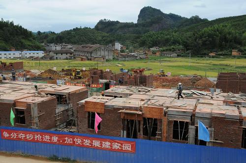 這是10月15日拍攝的南平邵武市肖家坊鎮(zhèn)將口村災(zāi)后集中重建點(diǎn),該集中重建點(diǎn)將安置121戶倒房農(nóng)戶。 進(jìn)入10月中旬,福建省南平市91個(gè)集中重建點(diǎn)全面加快建設(shè)進(jìn)度。 今年6月中下旬,南平下轄的10個(gè)縣(市、區(qū))近3萬(wàn)間房屋在特大暴雨洪災(zāi)中被沖毀,有1.16萬(wàn)戶農(nóng)民房屋需要重建,其中91個(gè)集中重建點(diǎn)有7435戶。南平各地在重建過(guò)程中,著眼小城鎮(zhèn)長(zhǎng)遠(yuǎn)發(fā)展等目標(biāo),保質(zhì)保量加快重建進(jìn)度,確保明年元旦前全部竣工,受災(zāi)群眾將于春節(jié)前搬入新居。 新華社記者 來(lái)建強(qiáng) 攝