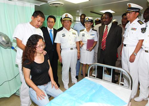 10月15日,肯尼亞副總統(tǒng)穆西約卡(前右二)在中國(guó)海軍“和平方舟”號(hào)醫(yī)院船上觀看中國(guó)醫(yī)生進(jìn)行中醫(yī)治病。新華社記者查春明攝
