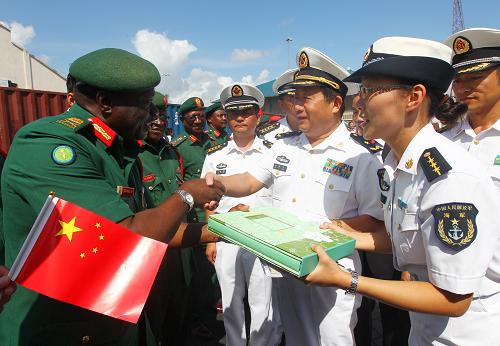 10月24日,在坦桑尼亞首都達(dá)累斯薩拉姆,坦桑尼亞國防軍代表(左)同“和諧使命-2010”任務(wù)總指揮員包裕平少將(中)親切話別。 當(dāng)日,中國海軍“和平方舟”號(hào)醫(yī)院船圓滿完成在坦桑尼亞為期5天的人道主義醫(yī)療服務(wù),駛離坦桑尼亞首都達(dá)累斯薩拉姆港。此前,醫(yī)院船已訪問了吉布提、肯尼亞。醫(yī)院船還將訪問塞舌爾和孟加拉國。 新華社記者查春明攝