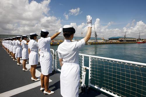 10月24日,在坦桑尼亞首都達(dá)累斯薩拉姆,“和平方舟”號(hào)醫(yī)院船上的女兵向碼頭歡送人群揮手致意。新華社記者查春明攝