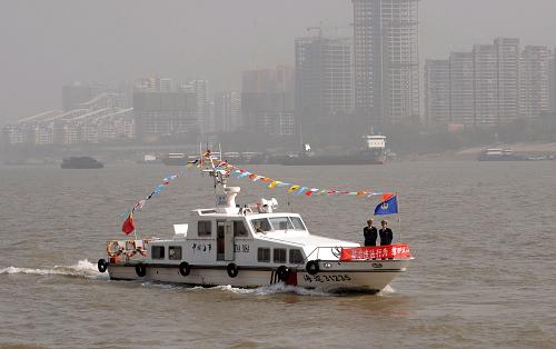 11月22日,一條海巡船在長(zhǎng)江武漢江段巡檢。 當(dāng)日,長(zhǎng)江海事局和長(zhǎng)江航運(yùn)公安局聯(lián)合整治活動(dòng)啟動(dòng)。目前長(zhǎng)江進(jìn)入枯水期,航道情況復(fù)雜,為保證長(zhǎng)江航運(yùn)安全暢通,長(zhǎng)江海事局和長(zhǎng)航公安局進(jìn)行合作,在重慶至安徽2100公里長(zhǎng)江干線水域,開展活動(dòng)整治船員無(wú)證駕駛、船舶超載運(yùn)輸、交通肇事逃逸、阻礙執(zhí)行公務(wù)等突出違法行為,時(shí)間為11月22日至12月26日。 新華社記者程敏攝