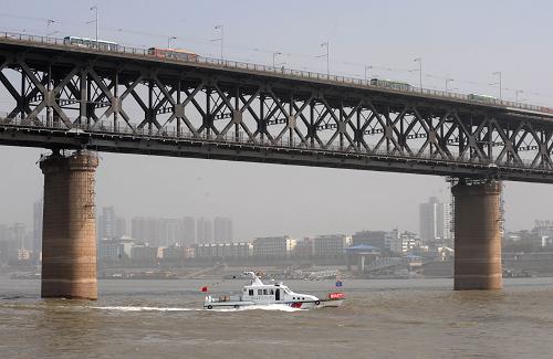 11月22日,一條海巡船在長(zhǎng)江武漢江段巡檢。新華社記者程敏攝