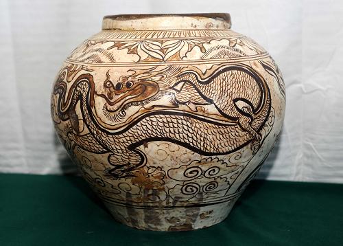這是出土的元代瓷器(11月23日攝)。新華社記者 范長(zhǎng)國(guó) 攝