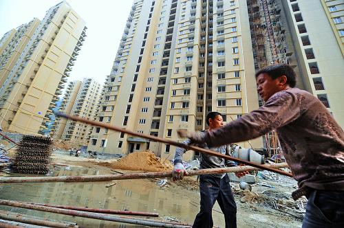 11月23日,工人在福州東山新苑經(jīng)濟適用住房建設(shè)工地清理道路。 福建省積極采取措施,狠抓落實,保障性住房安居工程建設(shè)進展迅速。2010年福建省與國務(wù)院簽訂的目標(biāo)任務(wù)是建設(shè)保障性住房6.38萬套。截至10月31日,福建省各類保障性住房已開工70482套,開工率110.5%,竣工19564套,超額完成目標(biāo)任務(wù)。其中廉租住房已開工29587套,竣工7088套,經(jīng)濟適用住房已開工13059套,竣工3740套,公共租賃住房開工10157套,竣工5306套,限價商品住房已開工17679套,竣工3430套。 新華社記者張國俊攝