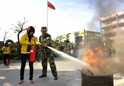 石獅邊防官兵指導(dǎo)幼兒園教職員工使用滅火器滅火(11月24日攝)。 當(dāng)日,福建省石獅市金蓓貝幼兒園邀請(qǐng)石獅邊防官兵共同開(kāi)展“蓓蕾護(hù)苗——安全教育日”主題活動(dòng)。邊防官兵為幼兒園師生講解滅火器的使用方法、家庭防火小常識(shí)、火場(chǎng)逃生技能等,增強(qiáng)師生的防火意識(shí)和自救能力。 新華社記者 魏培全 攝