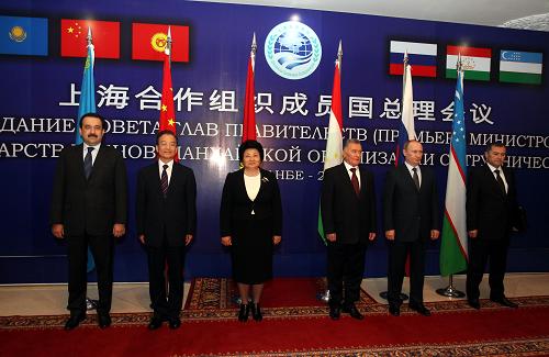 11月25日,上海合作組織成員國總理第九次會議在杜尚別舉行。這是上海合作組織成員國代表團(tuán)團(tuán)長集體合影。 新華社記者鞠鵬攝