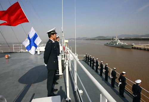 11月26日,“和平方舟”號醫(yī)院船回到舟山某軍港。 當(dāng)日,海軍“和平方舟”號醫(yī)院船經(jīng)過88天、17800海里的遠(yuǎn)航,圓滿完成“和諧使命—2010”醫(yī)療服務(wù),回到舟山某軍港。海軍在碼頭舉行儀式,熱烈歡迎428名任務(wù)官兵勝利回國。 “和平方舟”號醫(yī)院船于8月31日從浙江舟山起航,赴亞丁灣和吉布提、肯尼亞、坦桑尼亞、塞舌爾、孟加拉國等亞非五國開展人道主義醫(yī)療服務(wù)任務(wù),為護(hù)航官兵和五國民眾進(jìn)行體檢2127人,門診診治12806人,醫(yī)療巡診1858人,輔助檢查15537人次,手術(shù)97例。 新華社記者 查春明攝