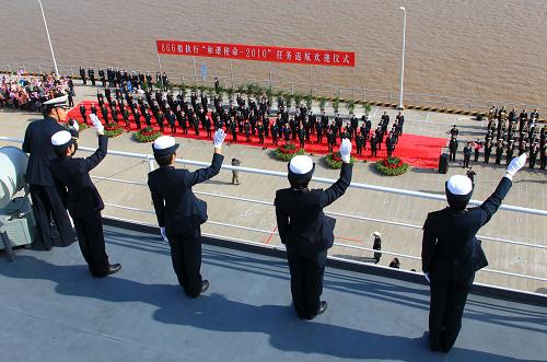 11月26日,“和平方舟”號醫(yī)院船回到舟山某軍港。新華社記者 查春明攝