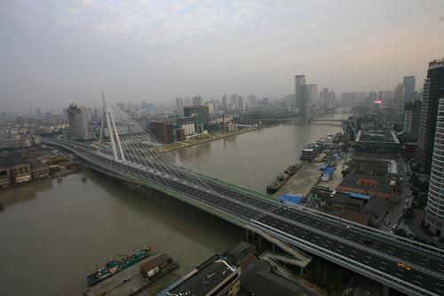 當(dāng)日上午,浙江寧波外灘大橋正式通車。該橋?yàn)槿切为?dú)塔四索面異型斜拉橋,全長1396米,其中主橋長337米,單幅標(biāo)準(zhǔn)橋?qū)?1.4米,并設(shè)置標(biāo)準(zhǔn)非機(jī)動車道和行人道。大橋通車后,寧波三江口又增加一條便捷的過江通道,可以大大緩解過江交通壓力,方便市民出行。 新華社發(fā)(張培堅(jiān) 攝)