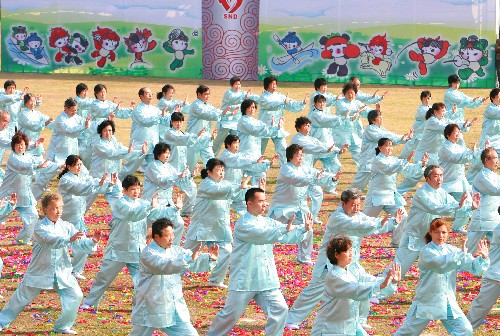 11月10日,由300名老年人組成的晨練隊在蘇州虎丘區(qū)群運會開幕式上表演太極拳。 新華社發(fā)(王建中 攝)