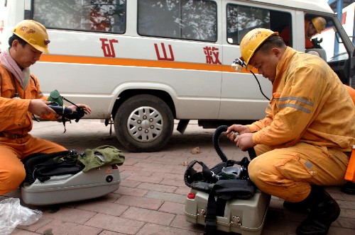 11月13日,兩名平煤集團救護大隊的救護人員在整理裝備準(zhǔn)備下井。 新華社記者 岳月偉 攝