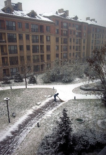 12月10日,一名保潔員在北京市一住宅小區(qū)內(nèi)掃雪。 新華社記者 李明放 攝