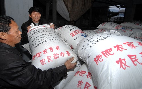 12月19日,福建省建陽市武夷味精有限公司工人在搬運利用廢水生產(chǎn)的復(fù)合肥。 新華社記者 張國俊 攝