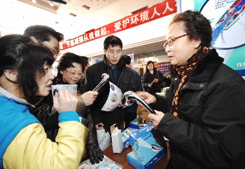 12月22日,為期一周的“大連市首屆節(jié)能減排技術(shù)產(chǎn)品科普展”在大連市科技館開幕,一市民在咨詢節(jié)水淋浴器花灑。本次參展的技術(shù)、產(chǎn)品涵蓋了家庭節(jié)能、辦公樓節(jié)能、工業(yè)節(jié)能、建筑節(jié)能等領(lǐng)域。 新華社發(fā)(劉德斌 攝)