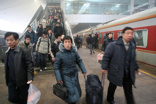12月22日,旅客在濟(jì)南火車站進(jìn)站上車。 新華社發(fā)(呂傳泉 攝)