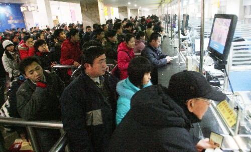 12月22日,在濟(jì)南火車站售票大廳,購票者排起了長隊(duì)。 新華社發(fā)(呂傳泉 攝)