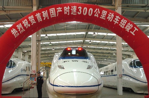 2007年12月22日,我國首列國產(chǎn)化時速300公里“和諧號”動車組列車(CRH2-300)竣工下線。 新華社發(fā)