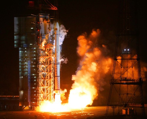 2007年4月14日4時(shí)11分,我國在西昌衛(wèi)星發(fā)射中心用“長征三號(hào)甲”運(yùn)載火箭,成功將一顆北斗導(dǎo)航衛(wèi)星送入太空。 新華社發(fā)