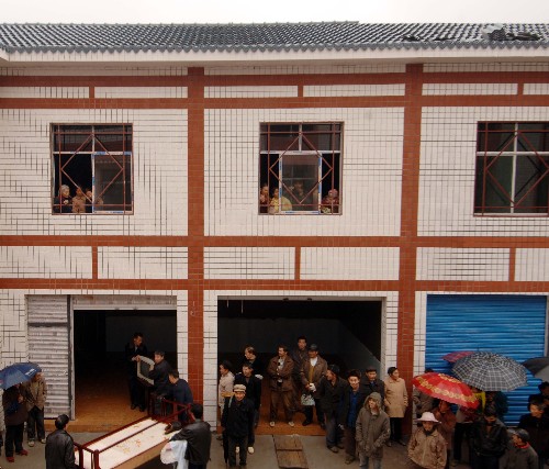 12月28日,災(zāi)民搬進(jìn)位于南川區(qū)鐵村鄉(xiāng)謝壩愛(ài)民新村的新家。 新華社記者 劉潺 攝