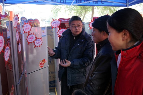 1月15日,四川省綿陽市三臺縣某家電銷售點的工作人員在向當?shù)剞r(nóng)民介紹“家電下鄉(xiāng)”的相關(guān)產(chǎn)品。 新華社記者 葉建平 攝