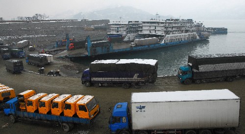 1月21日,上行川、渝的車輛在湖北省秭歸縣銀杏沱滾裝碼頭排隊(duì)上船。 新華社發(fā)(鄭家裕 攝)