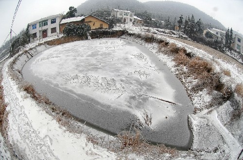 這是湖南寧鄉(xiāng)縣境內(nèi)一處冰凍的水塘(1月25日攝)。 新華社記者 龍弘濤 攝