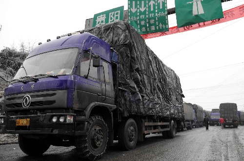 1月25日,數(shù)千輛載重貨車滯留在進入貴陽---新寨高速公路的國道上。 新華社記者 楊楹 攝