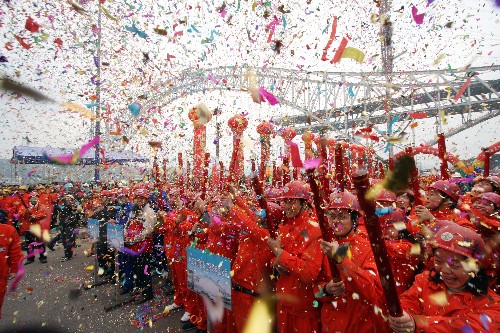 朝天門(mén)長(zhǎng)江大橋主拱合龍慶祝儀式(1月25日攝)。 新華社記者 劉潺 攝