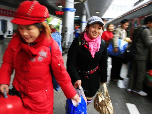1月27日,在福州火車站,旅客們?cè)诘擒嚒?新華社記者 魏培全 攝