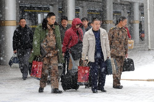1月27日,下車旅客冒雪走在蘭州火車站內(nèi)。 新華社記者 韓傳號(hào) 攝
