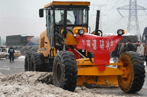 1月30日,工程車輛正在京珠高速公路湖南段破冰掃雪。 新華社記者 龍弘濤 攝