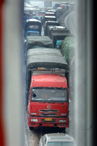 1月30日,京珠高速公路湖南段車輛與人員的堵塞現(xiàn)象嚴(yán)重。 新華社記者 龍弘濤 攝
