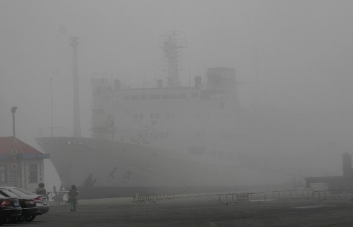 4月7日,在山東威海港碼頭,一艘客輪在霧中等待啟航。 新華社發(fā)