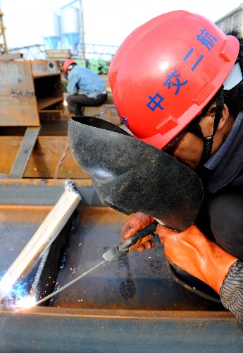 建設(shè)者在福建平潭海峽大橋工地加緊施工(4月8日攝)。 新華社記者 張國(guó)俊 攝