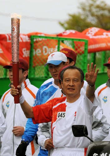 4月26日,火炬手、中國駐日本大使崔天凱在進(jìn)行傳遞。 新華社記者 周文杰 攝