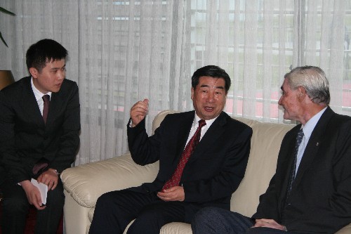5月10日,在烏拉圭首都蒙得維的亞機(jī)場(chǎng),烏拉圭農(nóng)牧漁業(yè)部長(zhǎng)埃內(nèi)斯托·阿加齊(右)與中國(guó)國(guó)務(wù)院副總理回良玉(中)交談。 新華社記者 廖元錦 攝