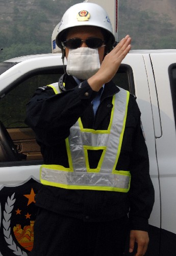 5月23日,一名交警在平武縣通往重災(zāi)區(qū)南壩鎮(zhèn)的一處塌方路段指揮交通。目前通往南壩鎮(zhèn)的各條公路秩序較好,加快了物資運(yùn)輸速度。 四川省綿陽(yáng)市平武縣南壩鎮(zhèn)的模子樹村安置點(diǎn)現(xiàn)有受災(zāi)群眾4200多名,是該鎮(zhèn)規(guī)模最大的安置點(diǎn)。綿陽(yáng)到平武的道路搶通后,各類救援物資不斷運(yùn)送進(jìn)來(lái),受災(zāi)群眾的生活得到了基本保障。 新華社記者 黃深鋼攝
