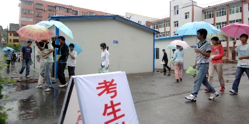 6月7日,考生進(jìn)入搭建在略陽二中操場上的活動(dòng)板房高考考點(diǎn)。 當(dāng)日,陜西漢中市地震災(zāi)區(qū)寧強(qiáng)縣、略陽縣3045名學(xué)生在活動(dòng)板房搭建的考場中參加高考。 新華社記者丁海濤攝