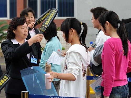 6月7日,在沈陽市第二中學考點入口處,考生接受安檢。當日,全國高考開始。 新華社記者 李鋼攝