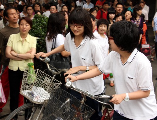6月7日,兩位考生走進北京市第十四中學考場。當日,全國高考開始。 新華社記者高學余攝