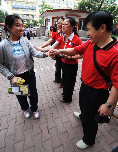 6月7日,一位考生在進考場前與老師道別。當日,全國高考開始。據悉,黑龍江省有23萬多名考生參加今年的高考。 新華社記者王建威攝