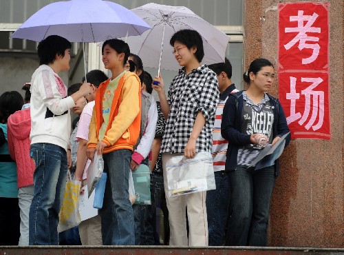 6月7日,在安徽宿州一考場外,考生等待進場。當日,全國高考開始。 新華社記者 陳曄華 攝