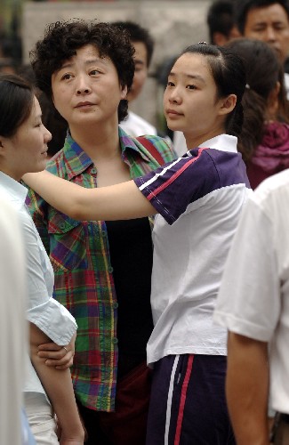 6月7日,合肥一考生(右)在進入考場前擁抱母親。當日,全國高考開始。 新華社記者 李健 攝