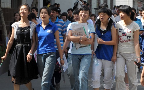 6月7日,烏魯木齊市考生走出考場。 當(dāng)日,2008年全國高考拉開帷幕,新疆今年有各民族考生16.7萬人,使用5種民族語言文字進(jìn)行考試。 新華社記者 趙戈 攝