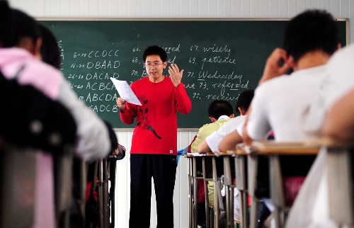 6月7日,在甘肅省文縣一中高三年級的活動板房教室內(nèi),一名教師正在講課。 甘肅地震災(zāi)區(qū)高考畢業(yè)班從復(fù)課開始,各學(xué)校就及時調(diào)整教學(xué)計劃,增加了心理輔導(dǎo)內(nèi)容,讓考生能用平和的心態(tài)面對延期后的高考。 受地震影響,甘肅省普通高校招生統(tǒng)一考試分兩次進(jìn)行,延考區(qū)的考試時間與四川省延考區(qū)的考試時間同步,涉及隴南市和甘南藏族自治州兩地考生共計23492人。 新華社記者 張錳 攝