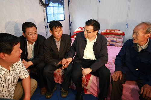 這是6月7日,李克強在陜西省寧強縣青木川鎮(zhèn)長沙壩村受災群眾轉(zhuǎn)移安置點與受災群眾親切交談。 新華社記者 龐興雷 攝
