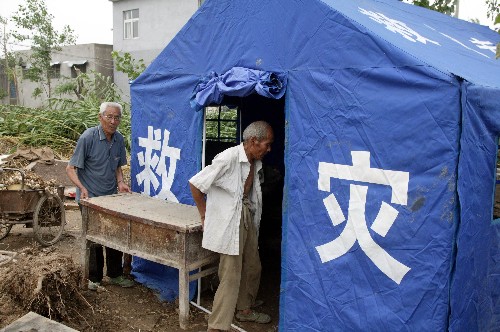6月21日,遭龍卷風襲擊的靈璧縣受災群眾被安置在救災帳篷內居住。 6月20日,安徽省靈璧縣遭受龍卷風襲擊,龍卷風瞬間風力達12級以上,持續(xù)時間約5分鐘,造成1人死亡,45人受傷住院,2萬多人受災。災情發(fā)生后,靈璧縣緊急啟動自然災害救助預案,武警、消防等部門的救援人員全力投入抗災救災工作。至6月21日晚,遭龍卷風襲擊的村莊全部恢復供電和通訊。 新華社發(fā)(武正潤 攝)