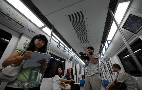 7月19日,記者乘坐奧運(yùn)支線地鐵列車。當(dāng)日上午,在京媒體記者搶先體驗(yàn)即將于下午正式開通的北京地鐵奧運(yùn)支線。北京地鐵奧運(yùn)支線位于北京市南北中軸線下,奧林匹克中心區(qū)內(nèi),全線共設(shè)4座車站,是惟一直接進(jìn)入奧運(yùn)中心區(qū)的地鐵線路。 新華社記者 李文攝