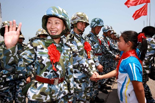 7月23日,德陽(yáng)市華山路學(xué)校5年級(jí)學(xué)生送別海軍陸戰(zhàn)隊(duì)員。 當(dāng)日,德陽(yáng)市政府在火車(chē)站舉行儀式,歡送第一批撤離的海軍陸戰(zhàn)隊(duì)官兵,表達(dá)當(dāng)?shù)卣腿嗣駥?duì)子弟兵的謝意。 新華社記者 查春明 攝